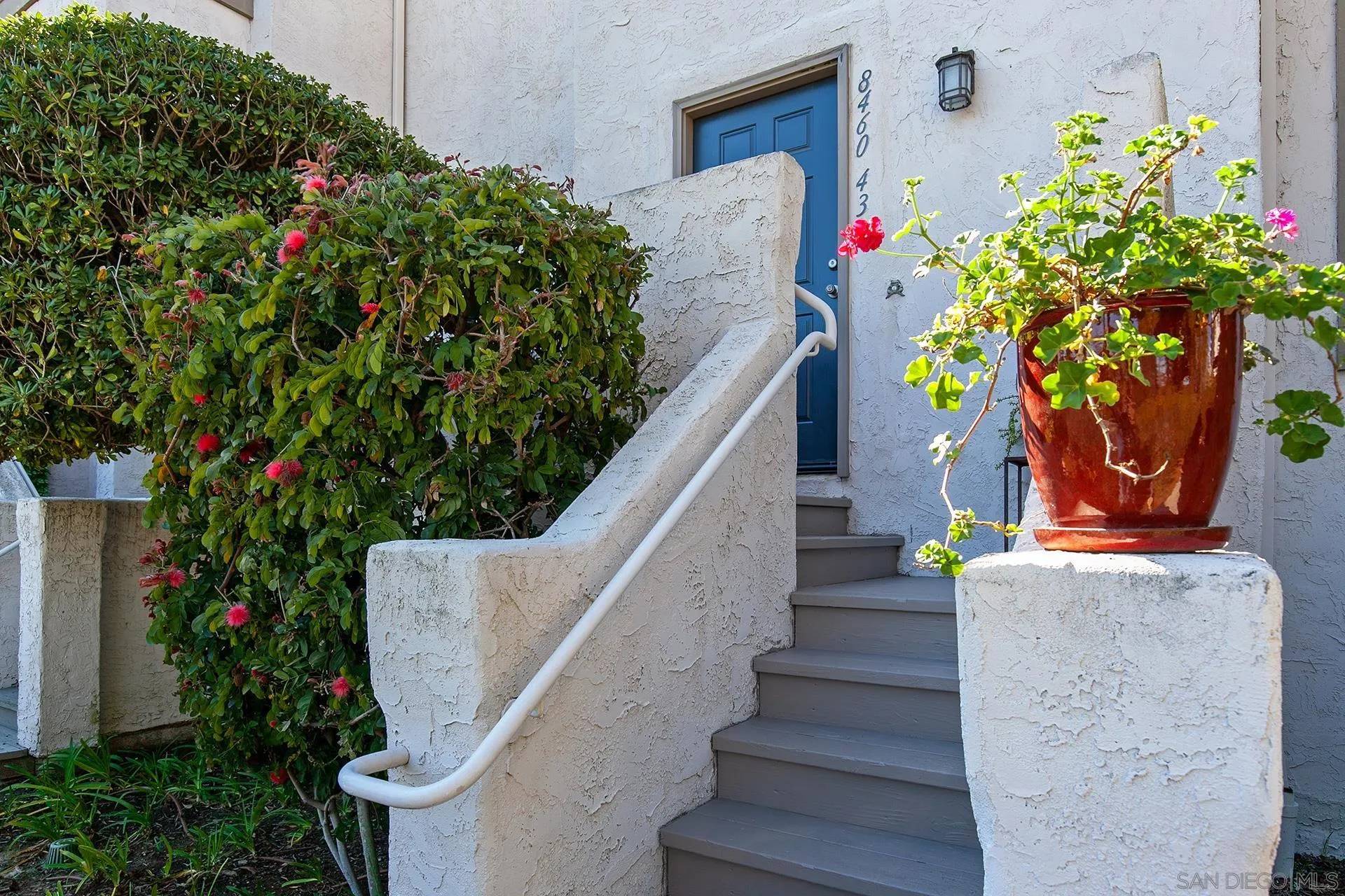 La Jolla, CA 92037,8460 Via Sonoma #43