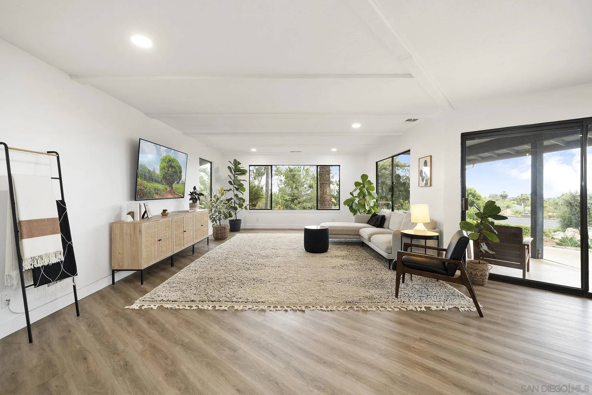 Vista, CA 92084,1347 Douglas Dr