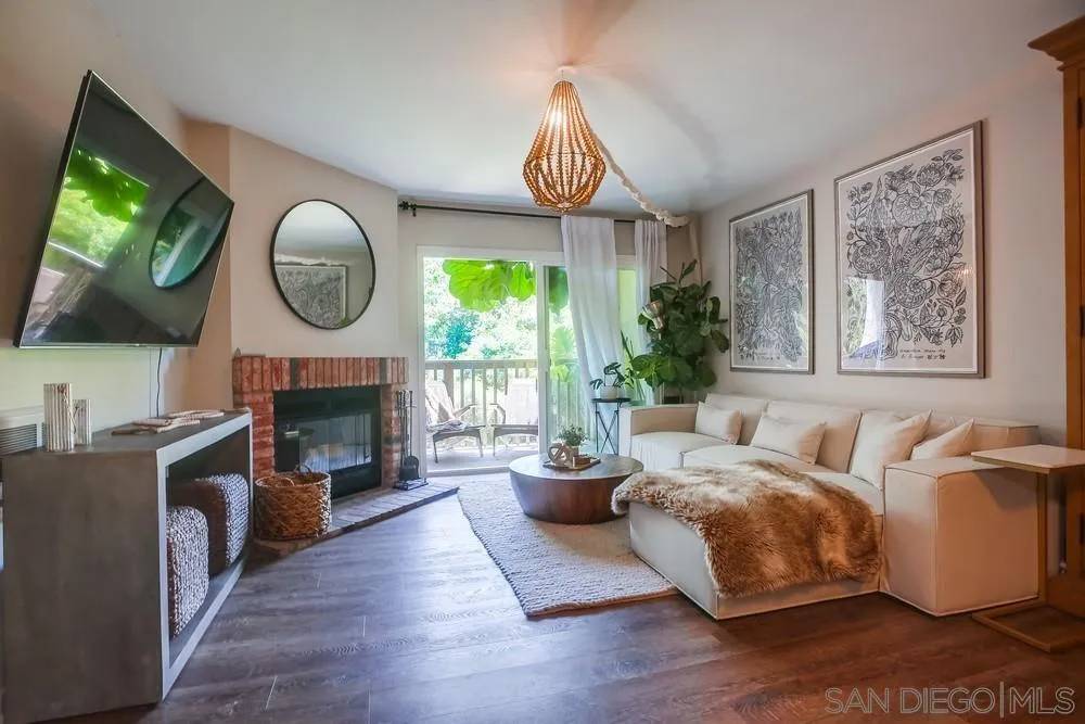 Carlsbad, CA 92009,3513 Caminito Sierra #201
