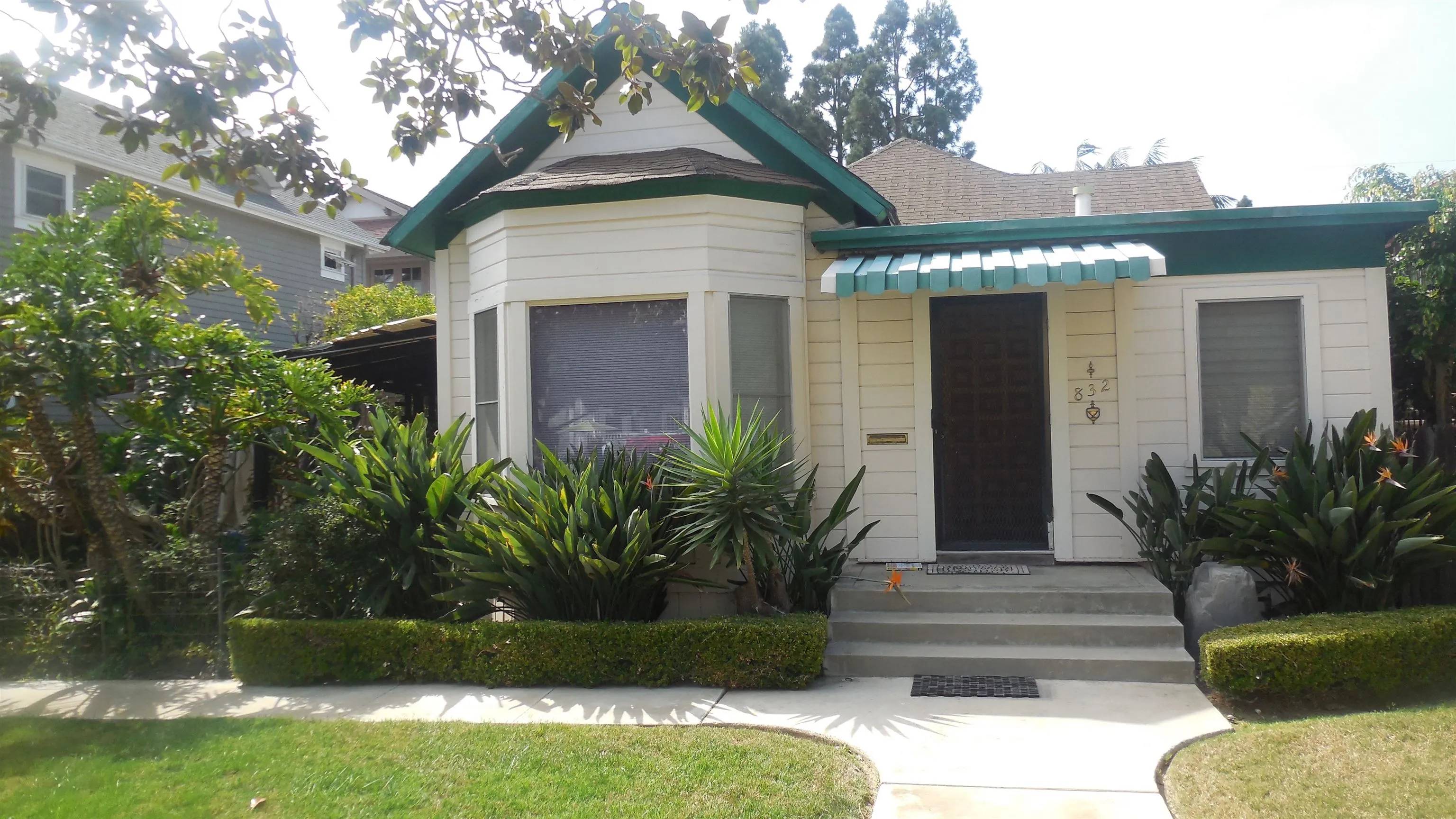 Coronado, CA 92118,830-832 C Ave