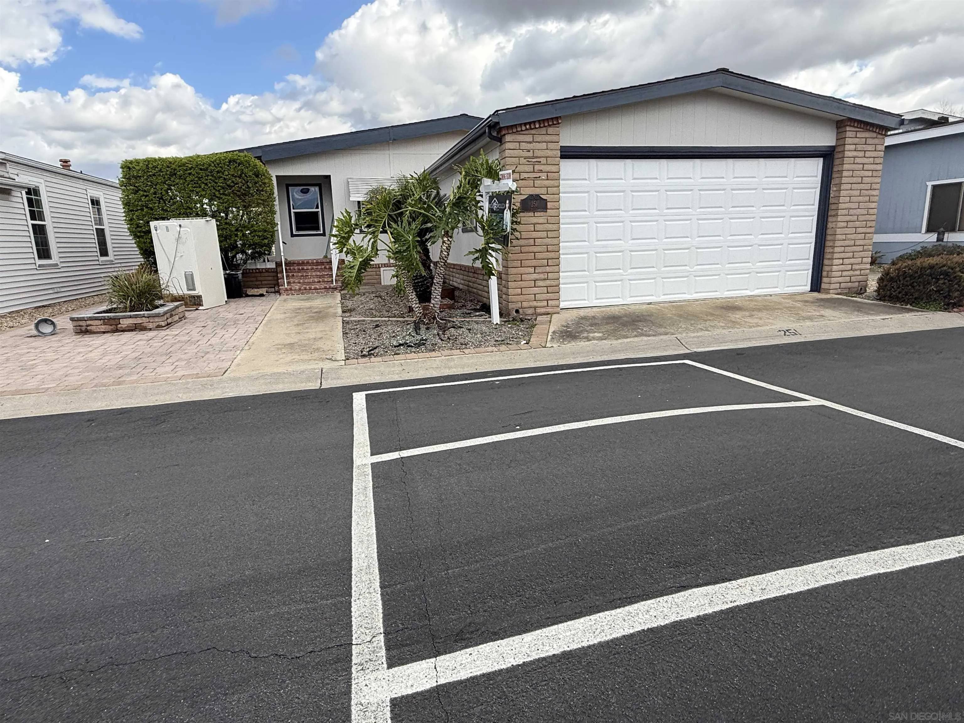 Santee, CA 92071,9255 N Magnolia #251