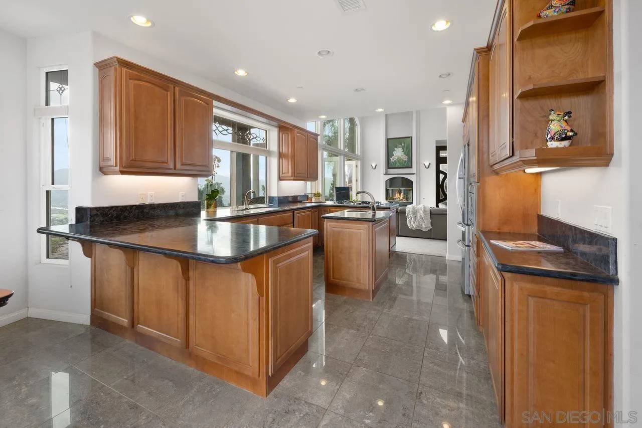 El Cajon, CA 92021,410 WOODLAND LN
