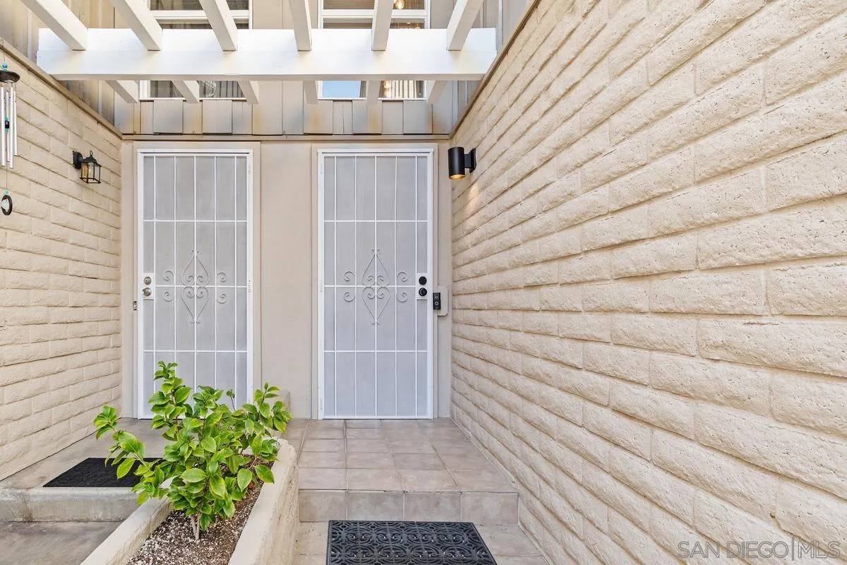 Carlsbad, CA 92009,2874 Luciernaga St