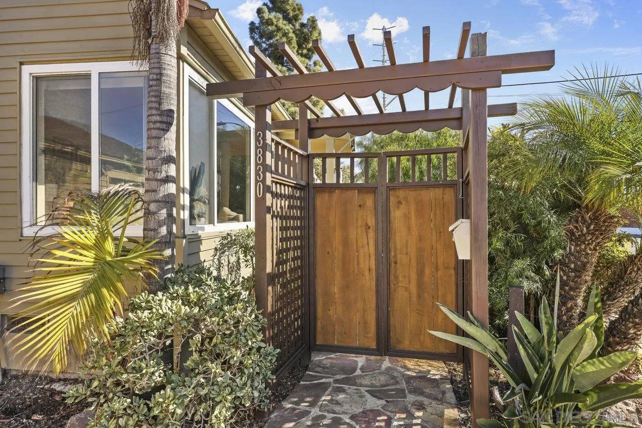 San Diego, CA 92107,3830-40 Tennyson St