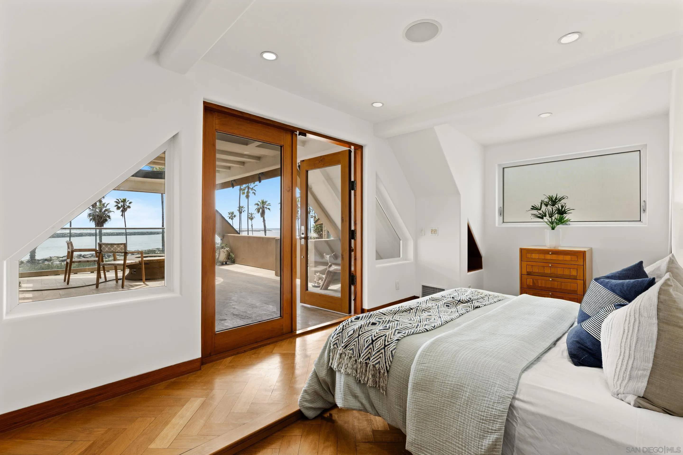 San Diego, CA 92109,2617 Ocean Front Walk