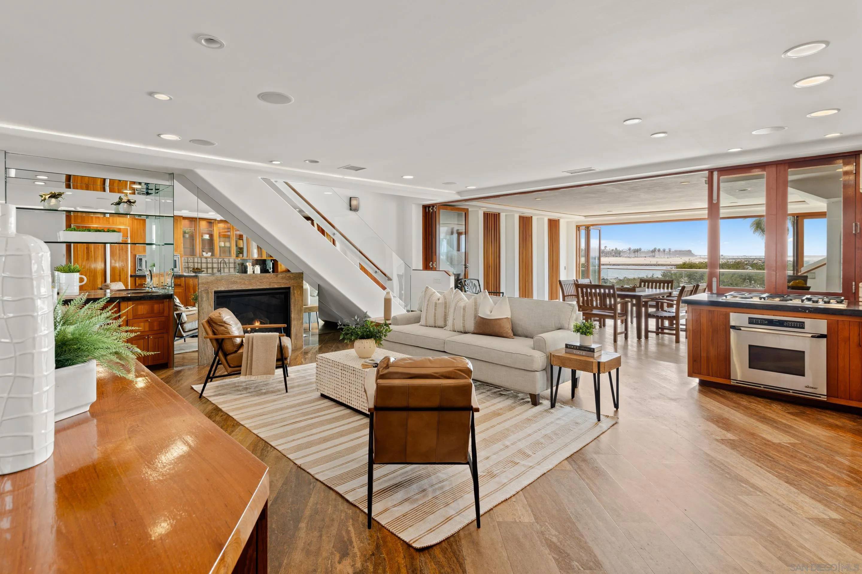San Diego, CA 92109,2617 Ocean Front Walk