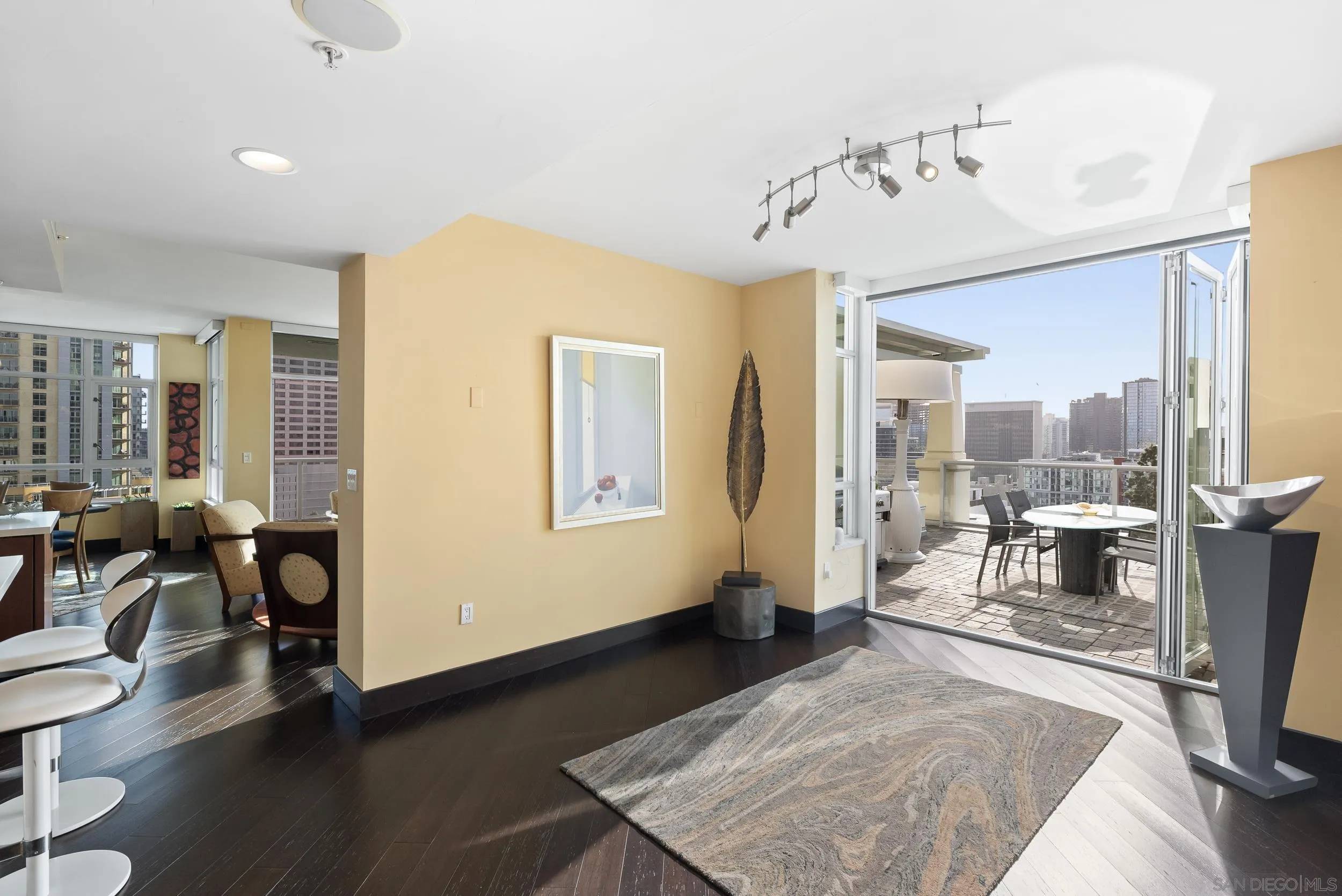 San Diego, CA 92101,850 Beech St #1205