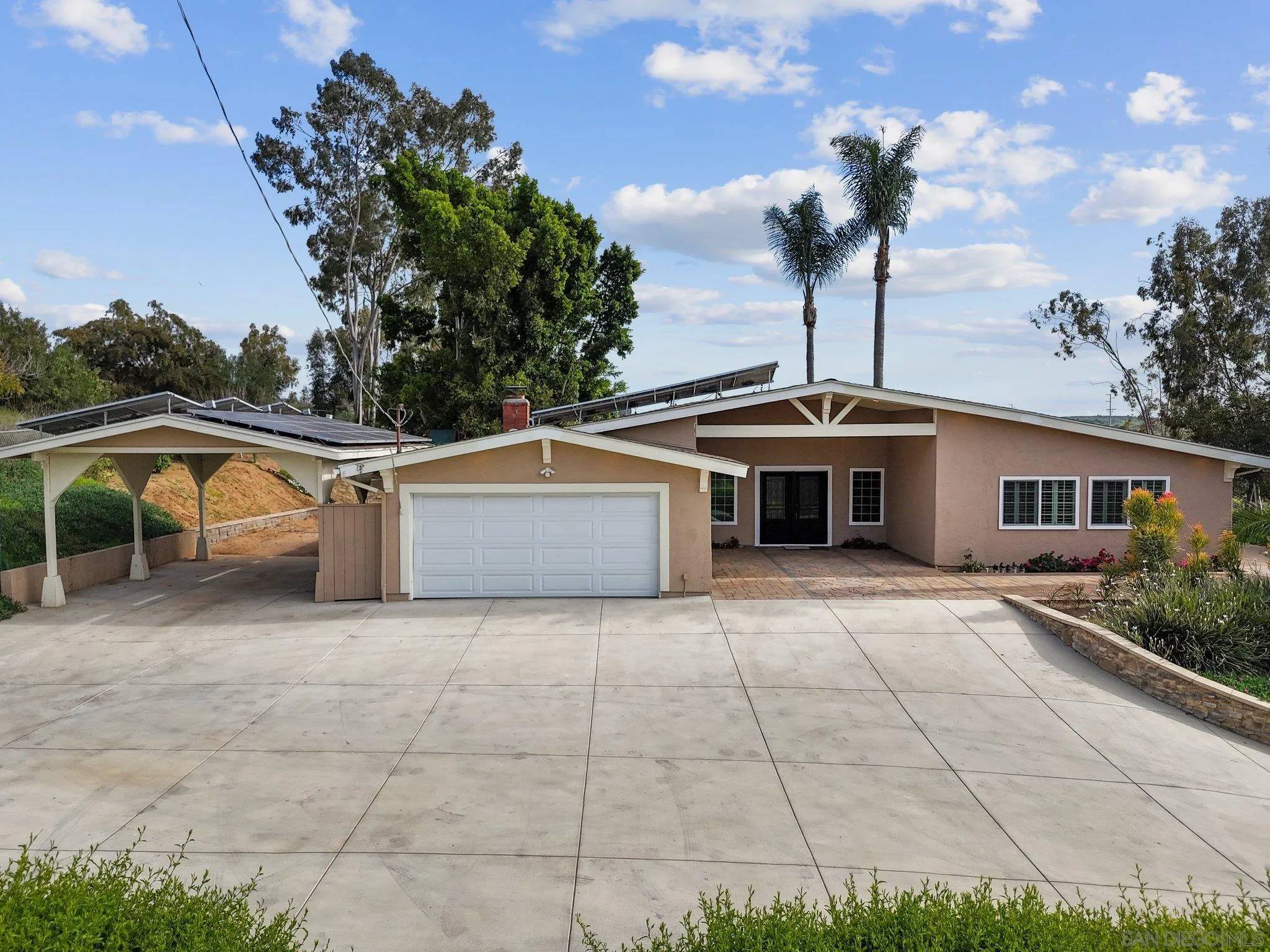 Fallbrook, CA 92028,1852 Foxfire Rd