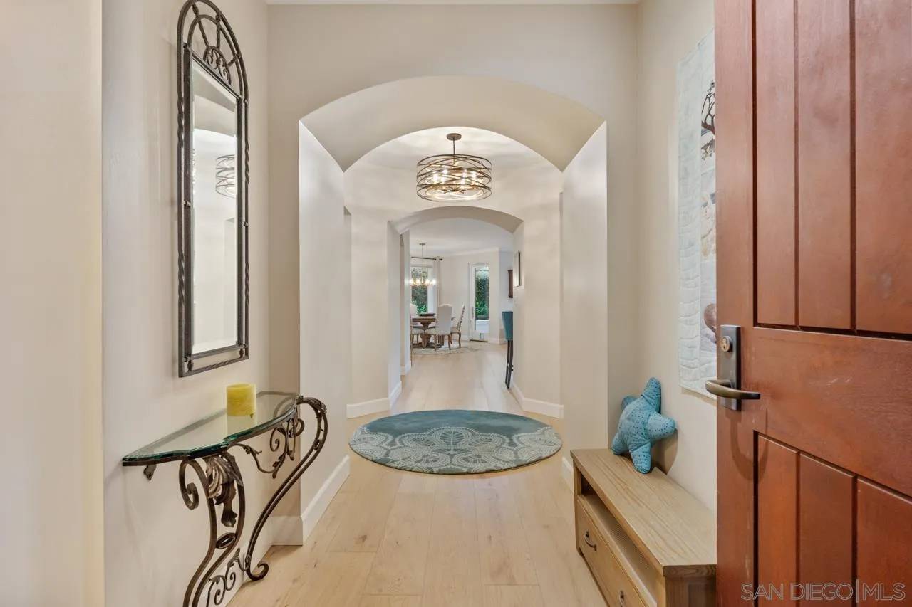 La Jolla, CA 92037,1040 Genter St #104