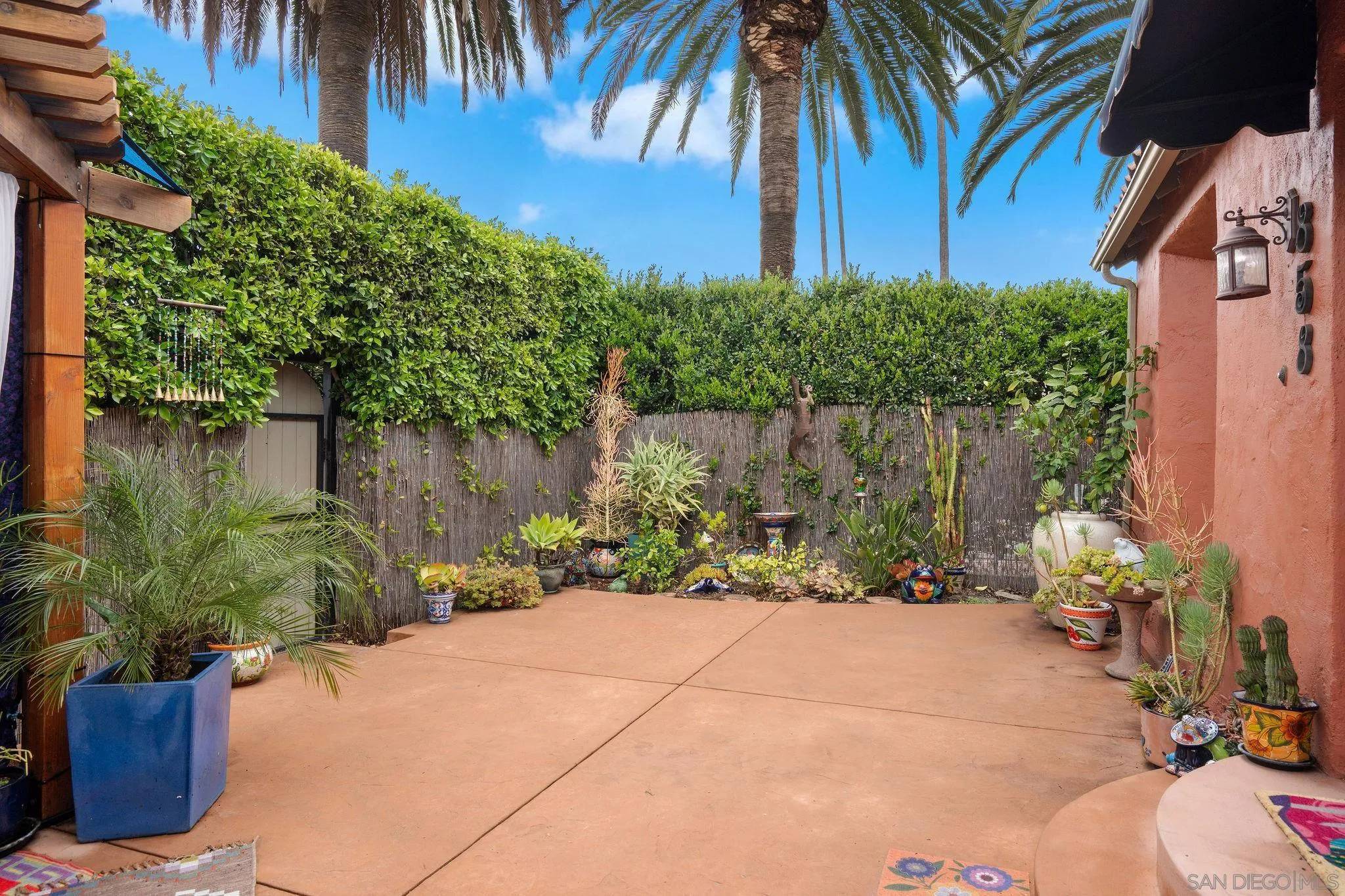 Los Angeles, CA 90046,858 N Poinsettia Place