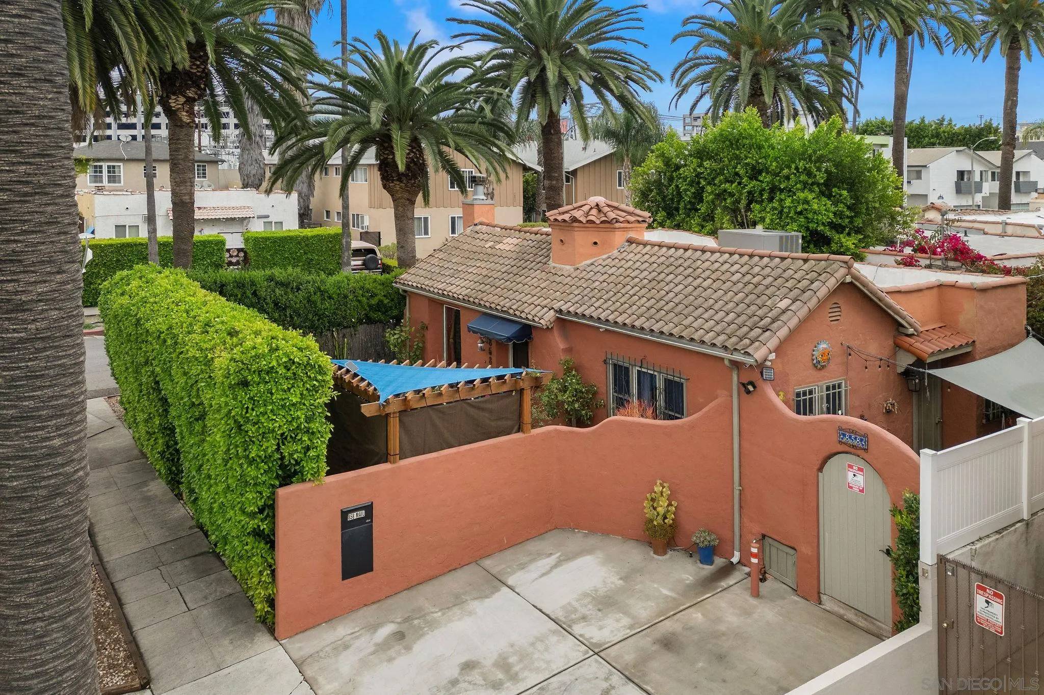 Los Angeles, CA 90046,858 N Poinsettia Place