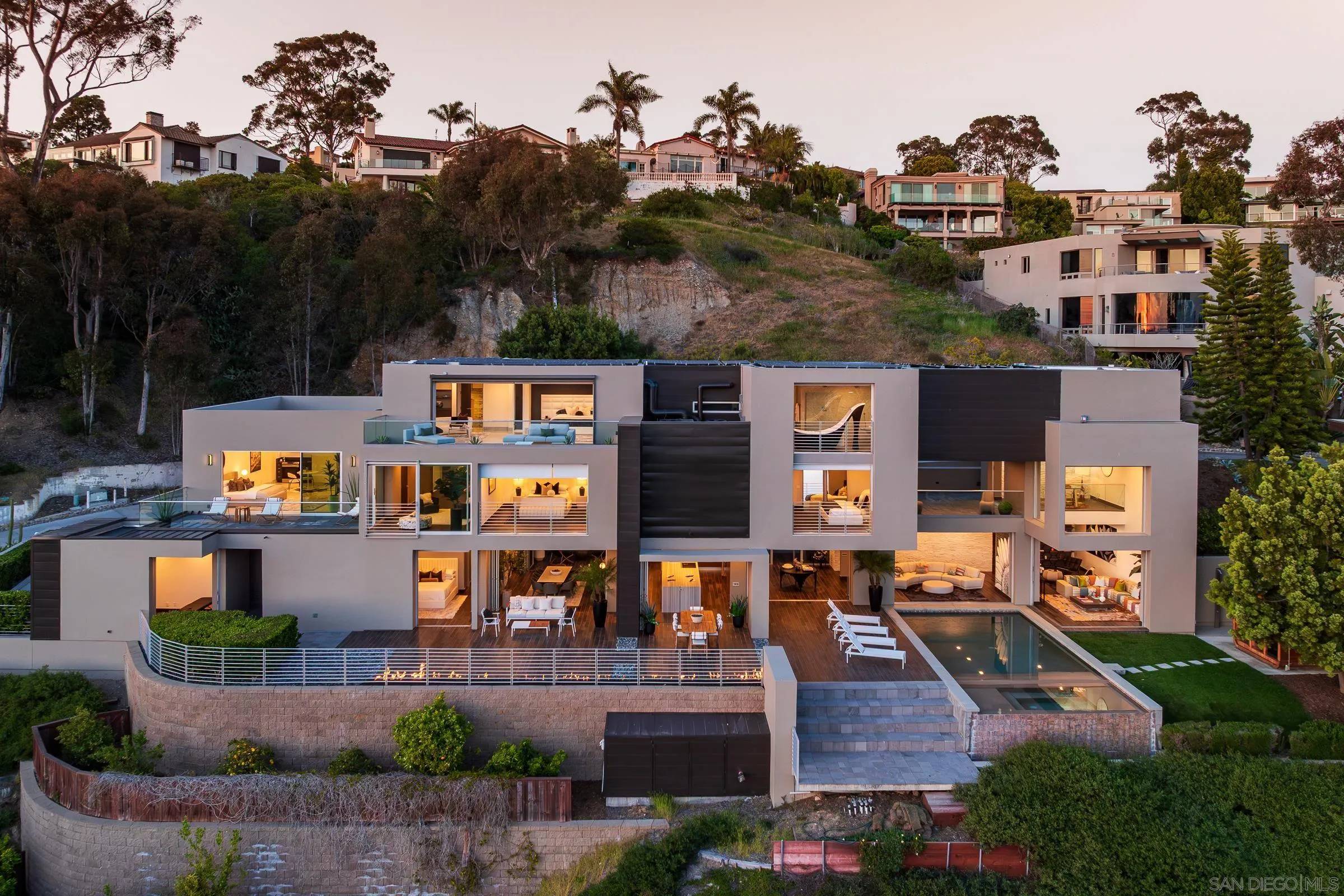 La Jolla, CA 92037,7232 Romero Dr