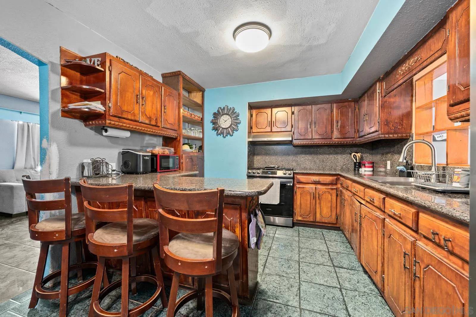 Fallbrook, CA 92028,124 E View St