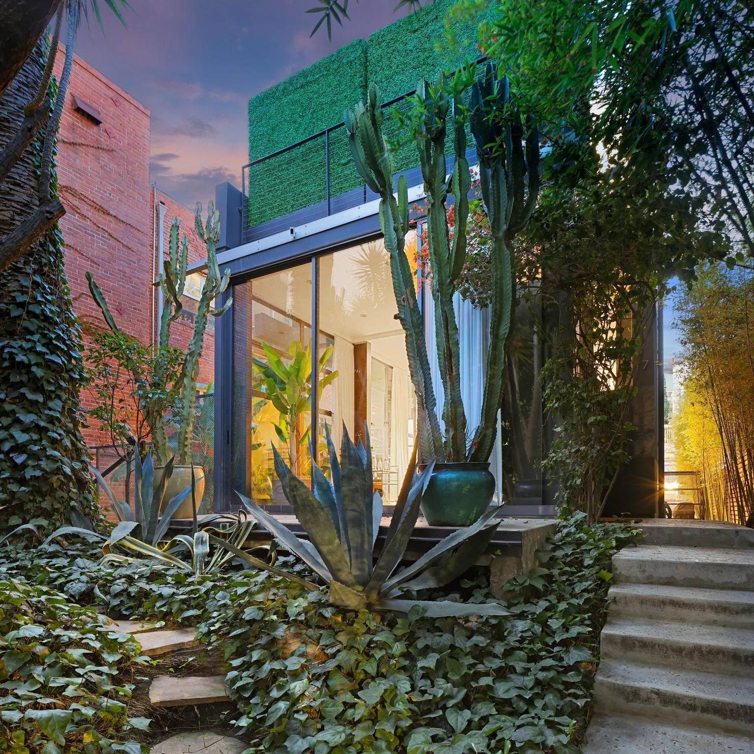 Santa Monica, CA 90401,7 Vicente Terrace