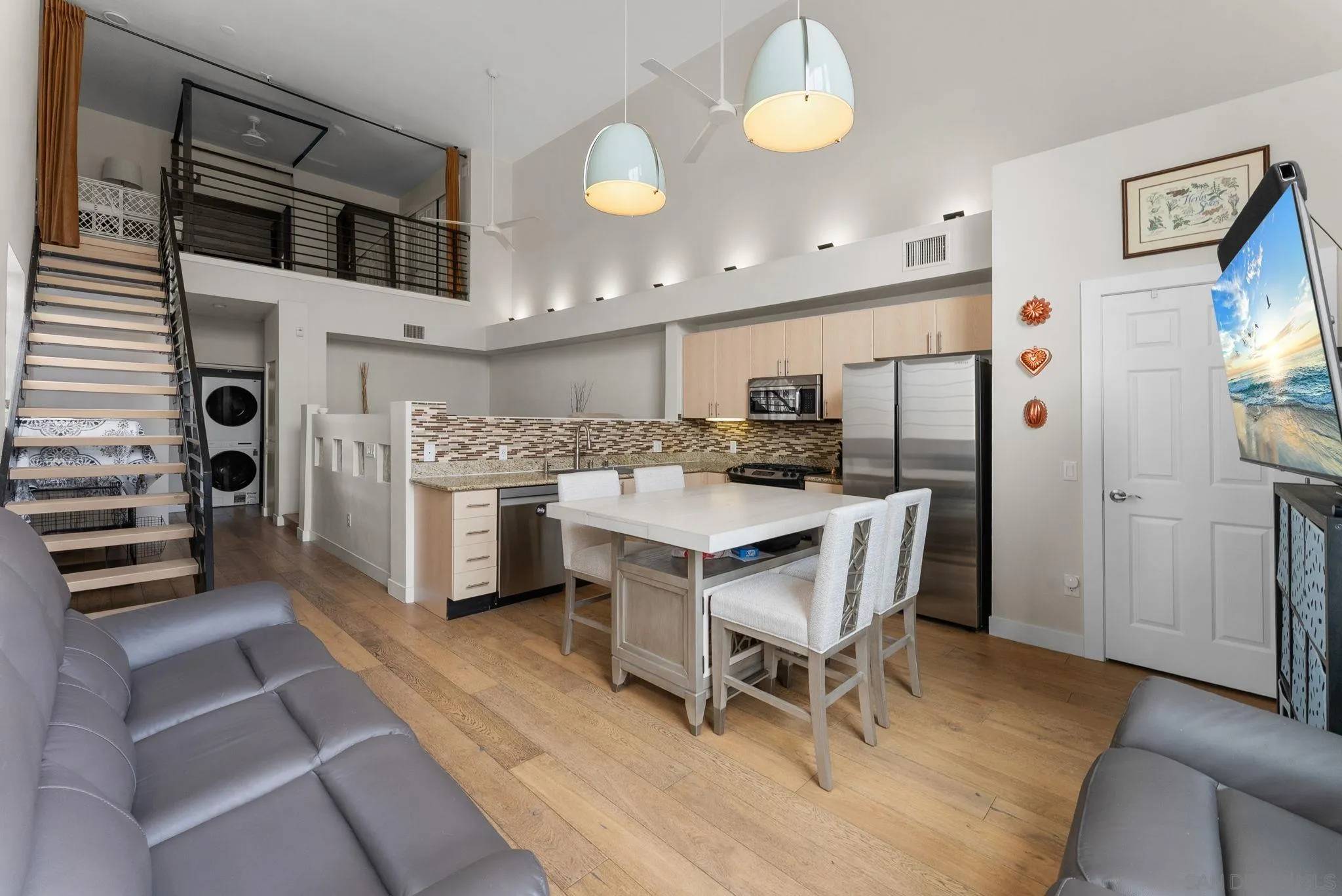 San Diego, CA 92101,1465 C St. #3611