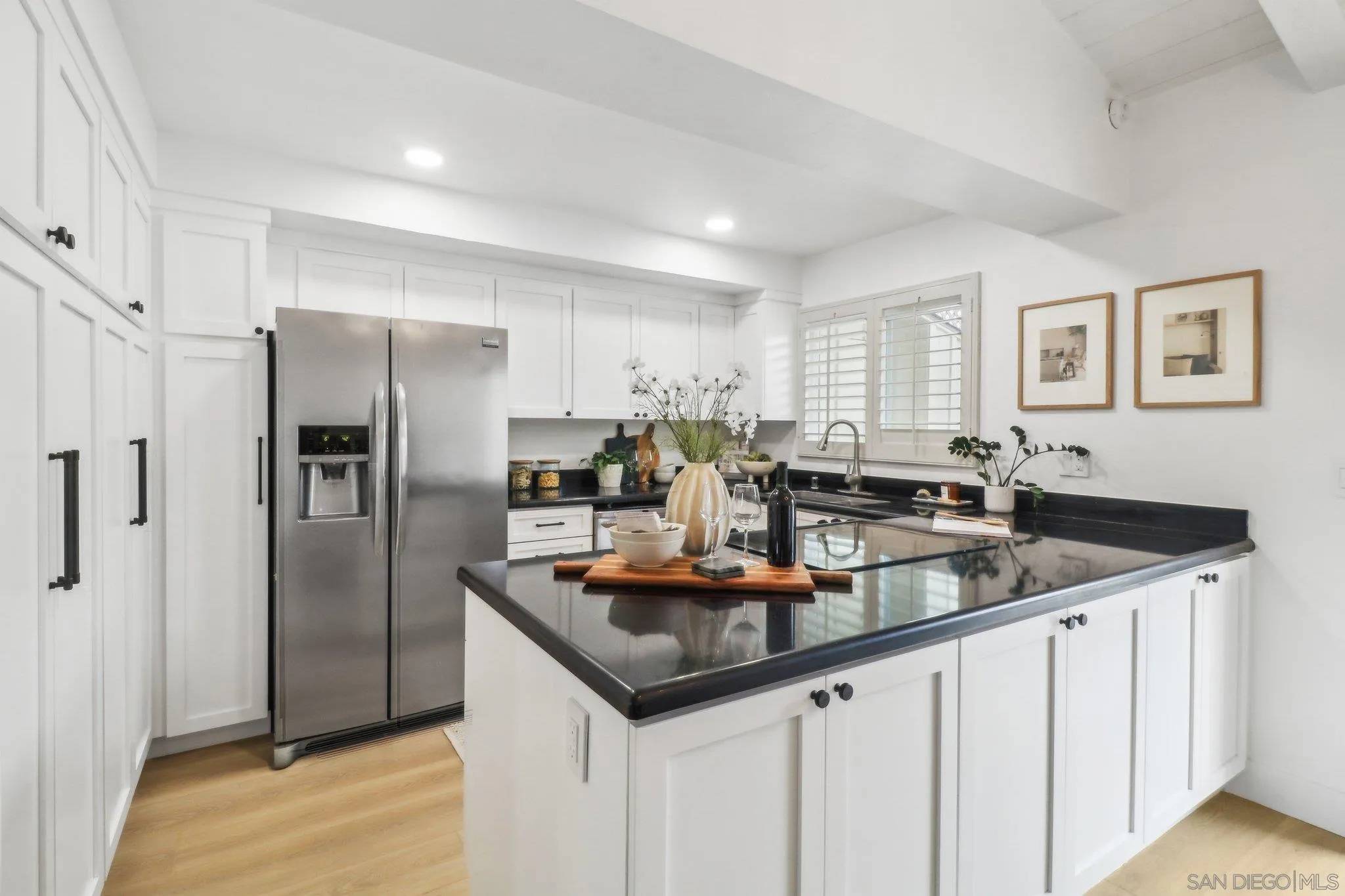 San Diego, CA 92117,4174 Balboa Way