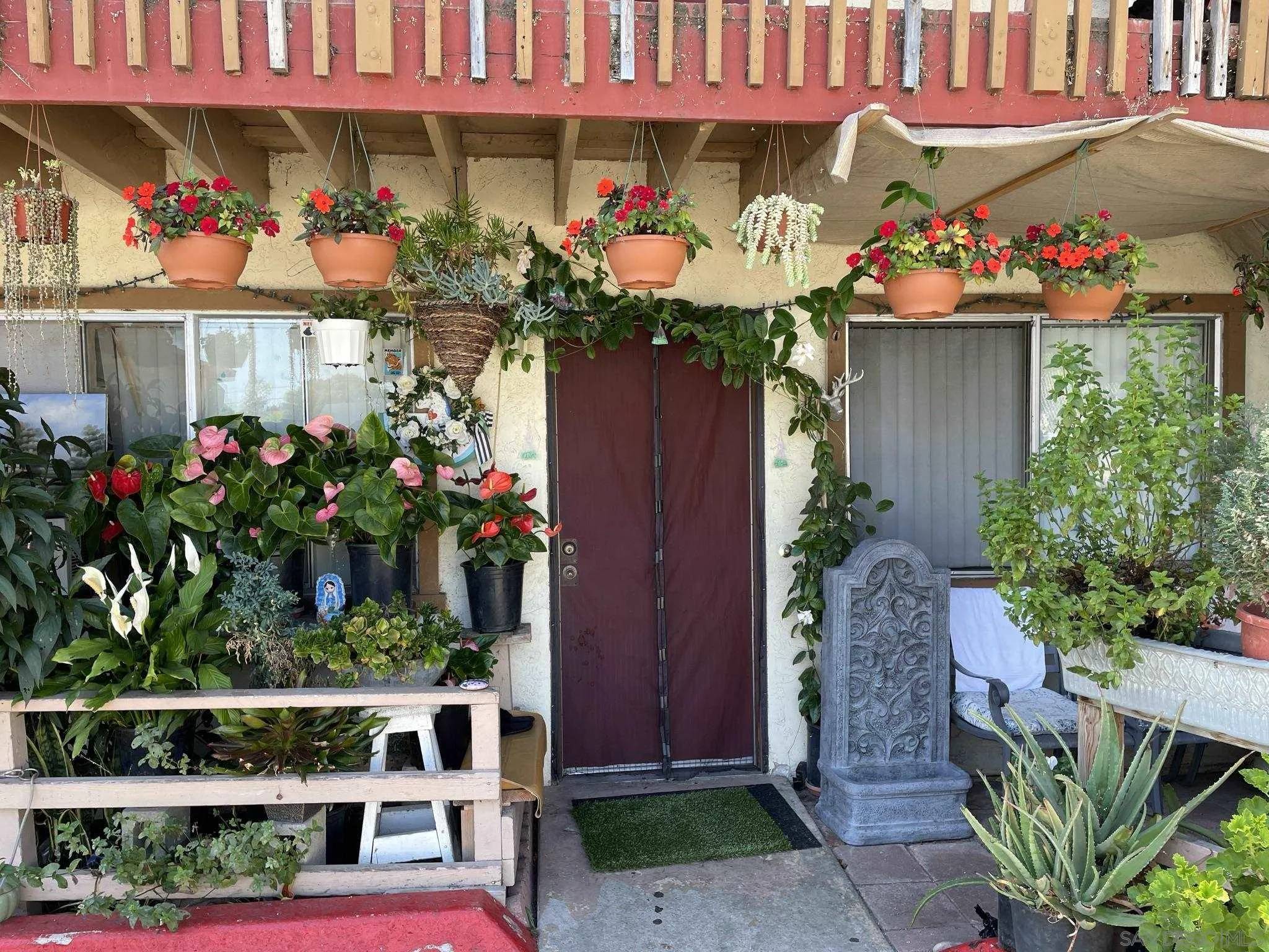 Vista, CA 92083,468-72 W Los Angeles Dr.