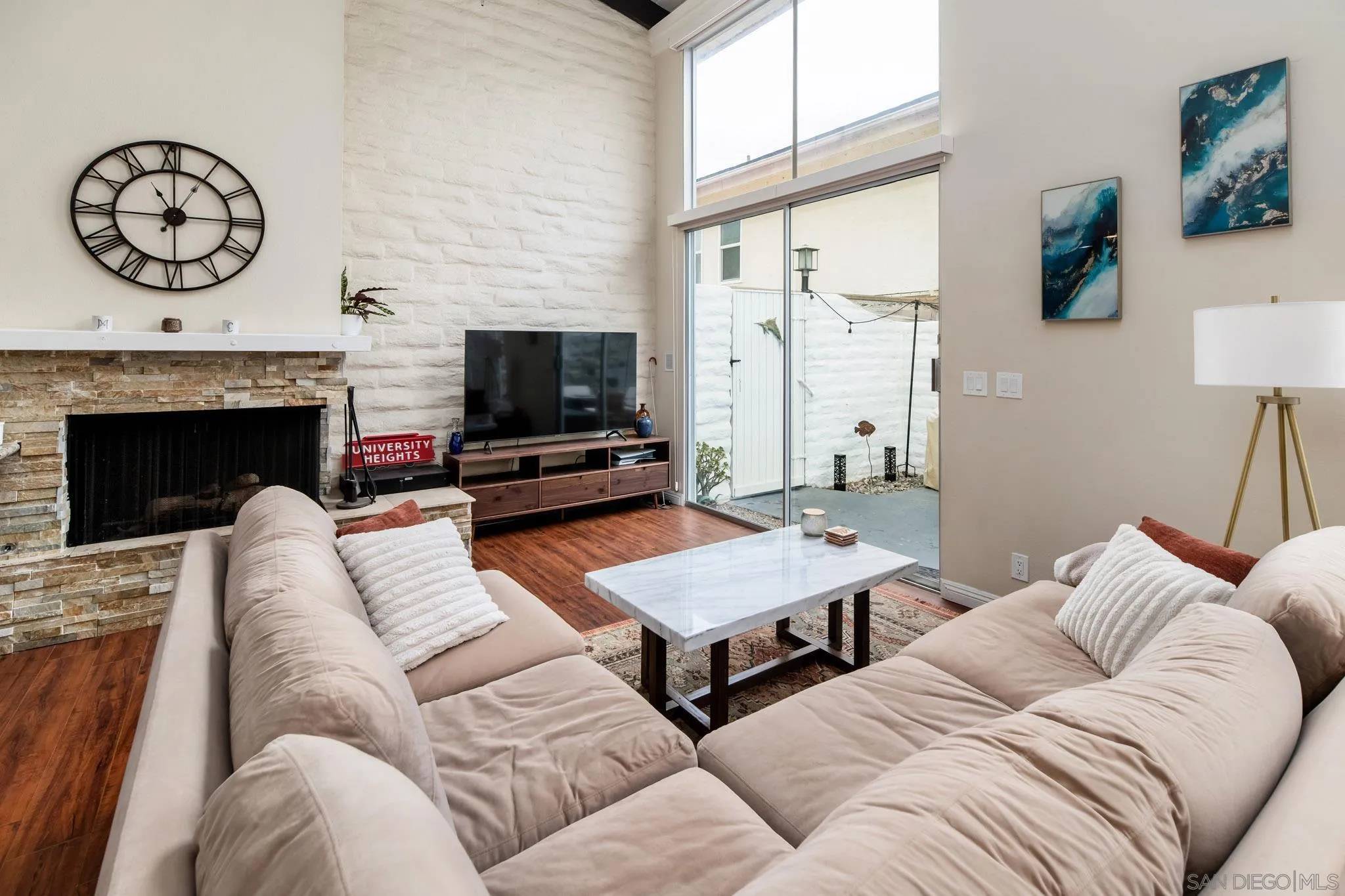 Carlsbad, CA 92009,2544 Navarra Dr #4