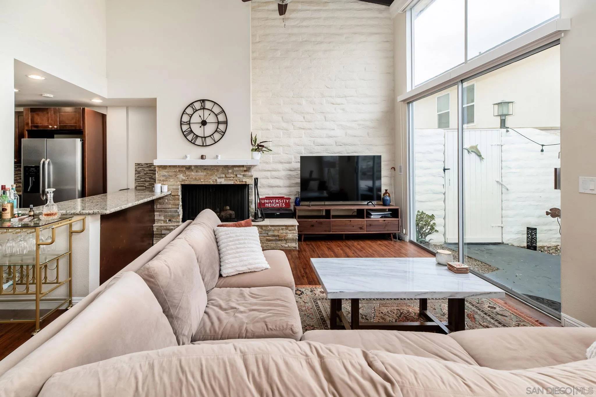 Carlsbad, CA 92009,2544 Navarra Dr #4