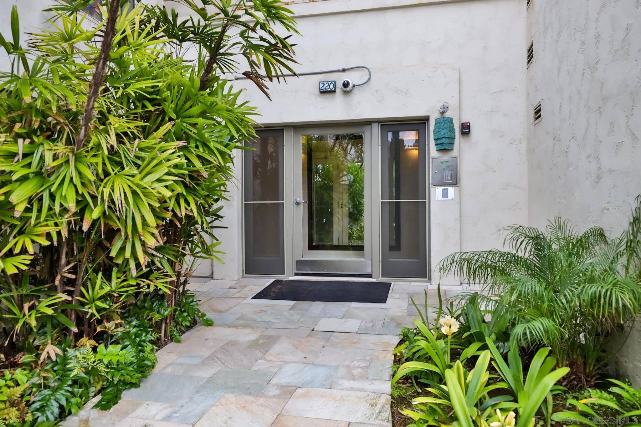 La Jolla, CA 92037,220 Coast Blvd #2M