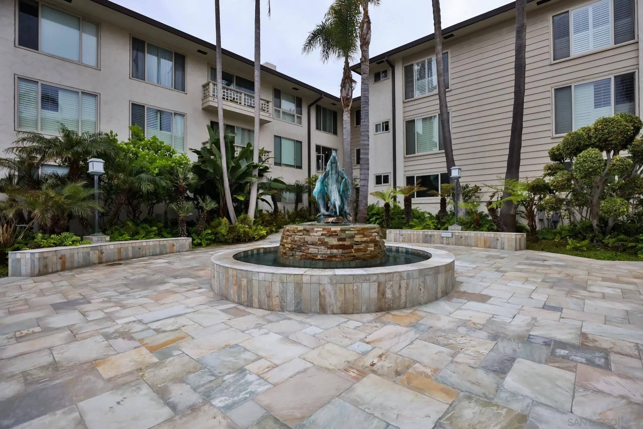 La Jolla, CA 92037,220 Coast Blvd #2M