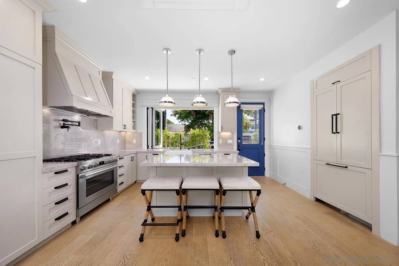 Coronado, CA 92118,825 9th St.