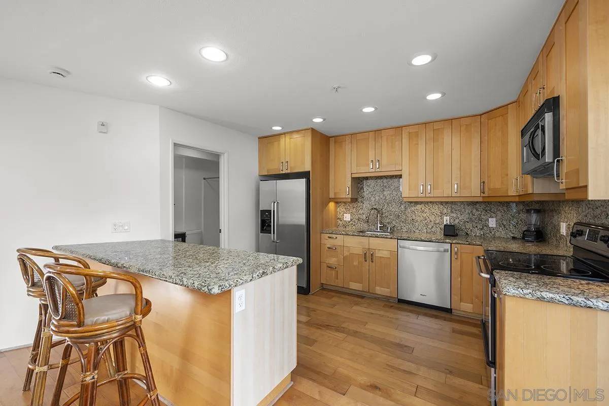 San Diego, CA 92101,985 Island Avenue #4