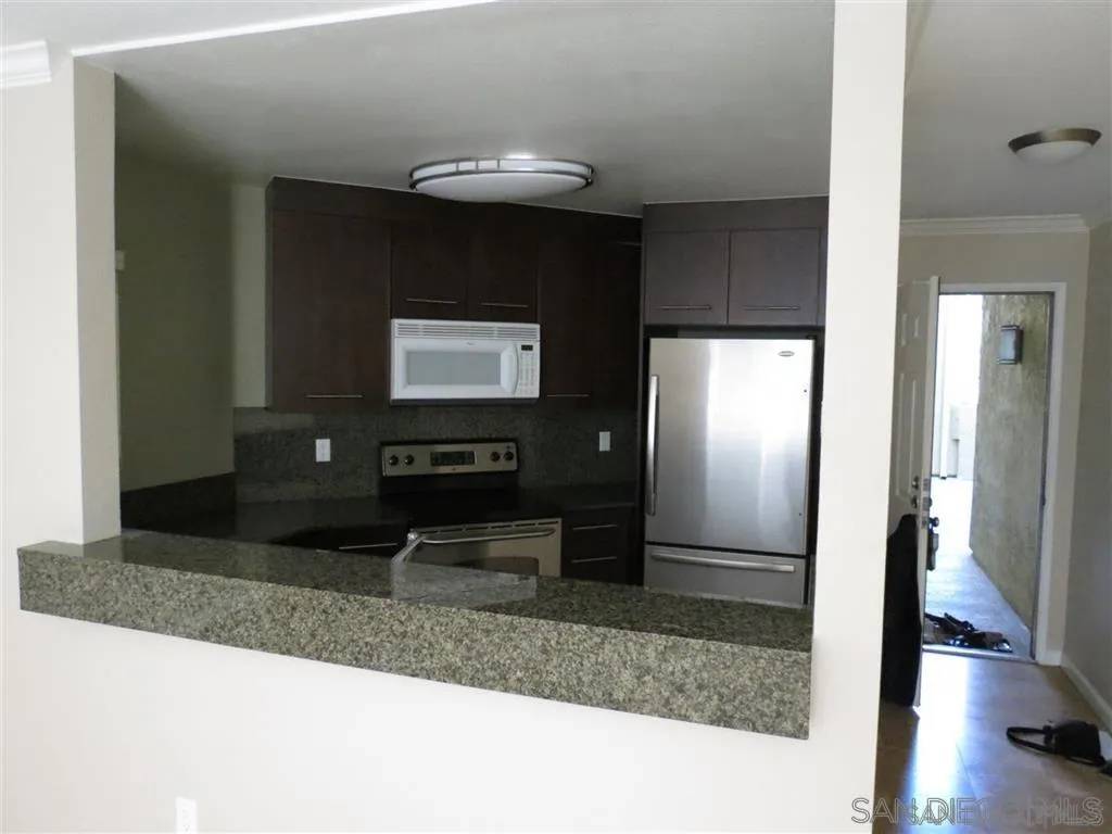 San Diego, CA 92122,7565 Charmant Dr #505