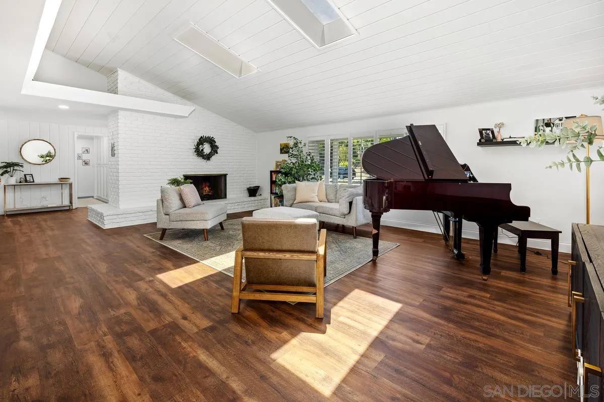 La Mesa, CA 91941,4555 Hillview Dr