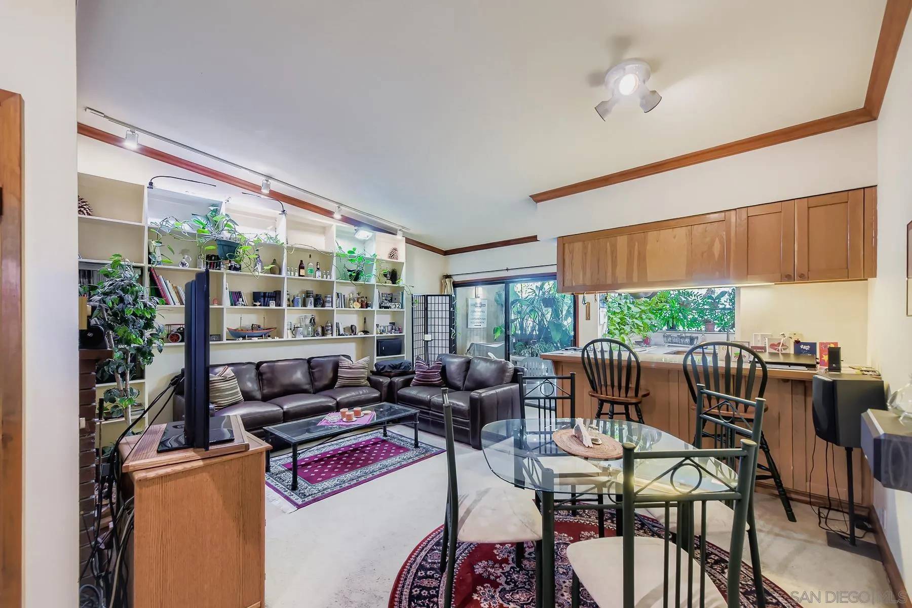 La Jolla, CA 92037,8840 Villa La Jolla Dr #304