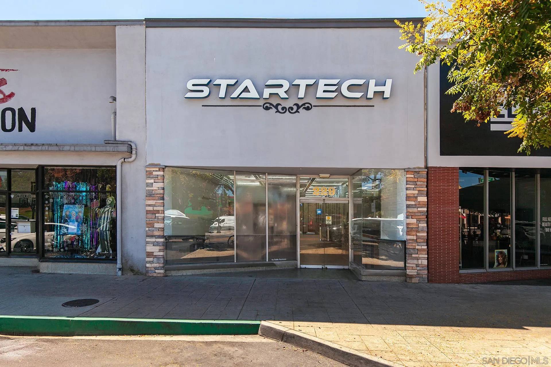 El Cajon, CA 92020,229 E MAIN ST