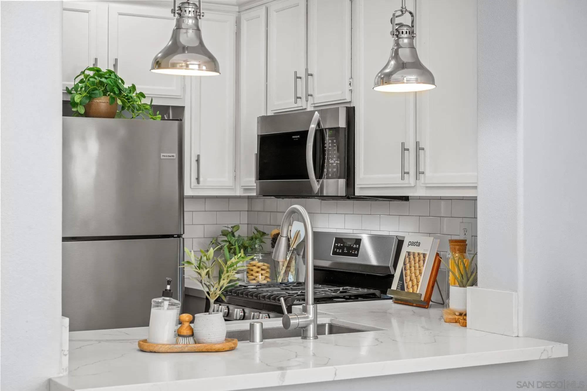 Carlsbad, CA 92009,6008 Paseo Salinero