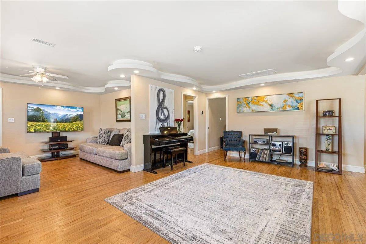 San Diego, CA 92139,6295 SE Calle Pavana South