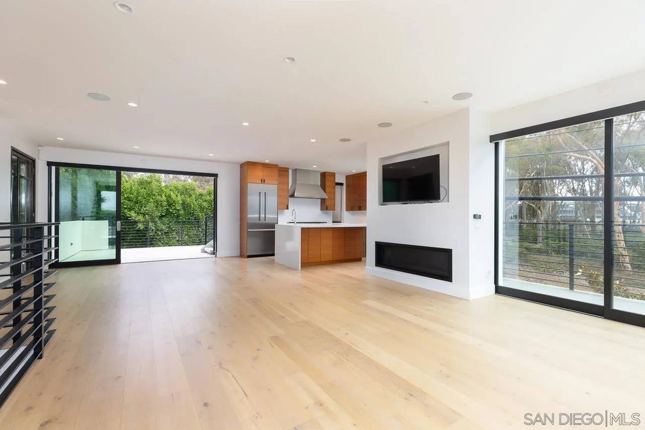 La Jolla, CA 92037,9455 Poole Street