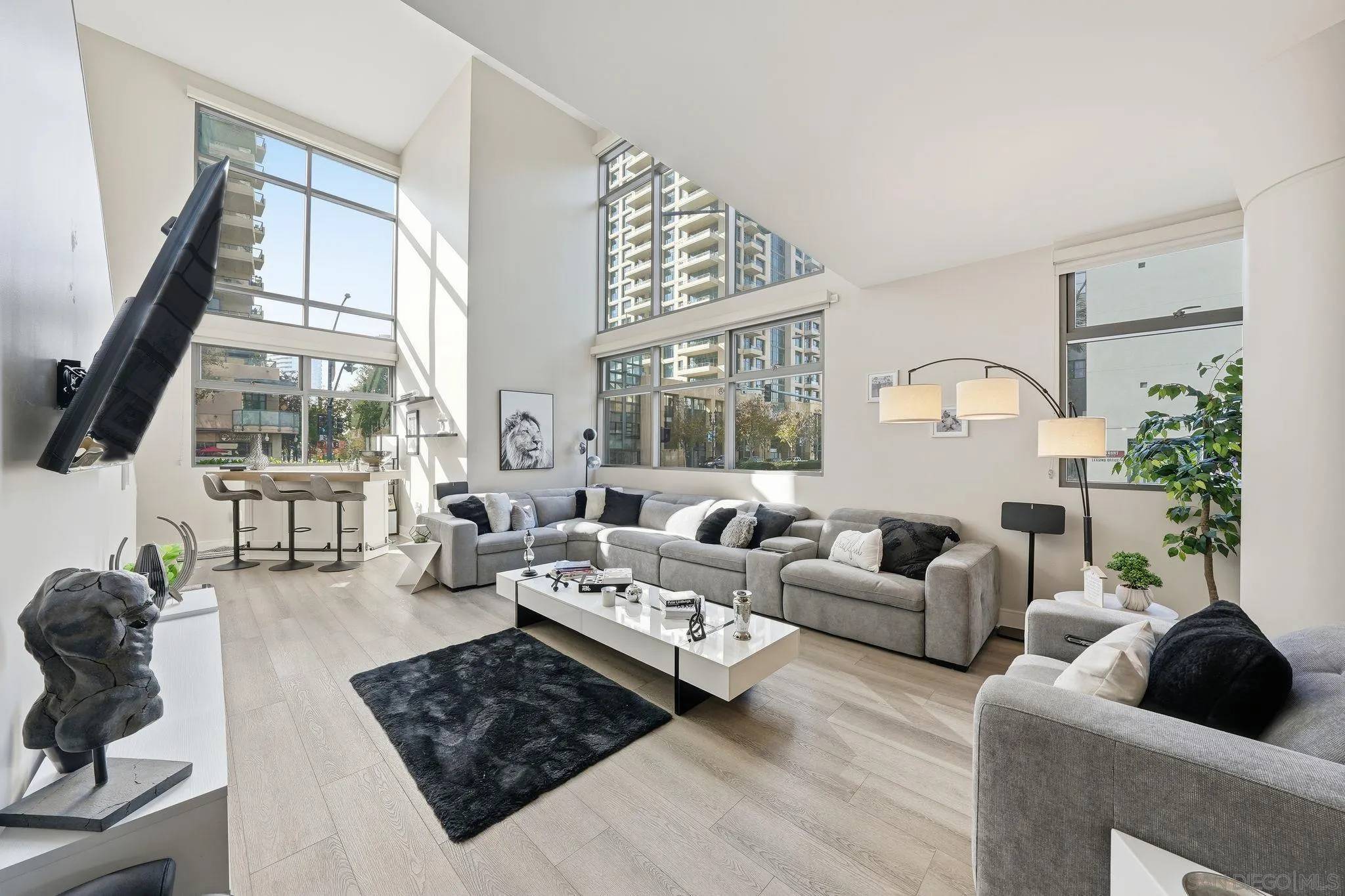 San Diego, CA 92101,645 Front St