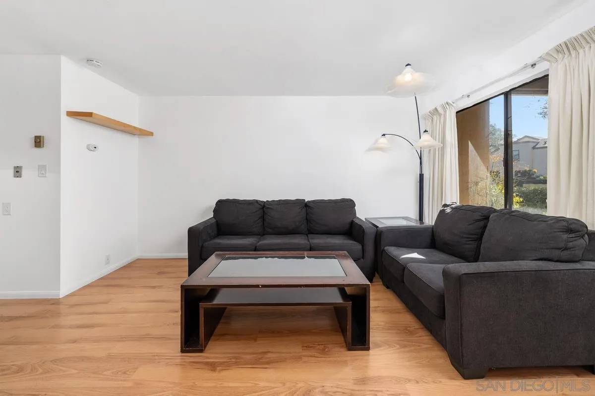 La Jolla, CA 92037,3205 Via Alicante #11