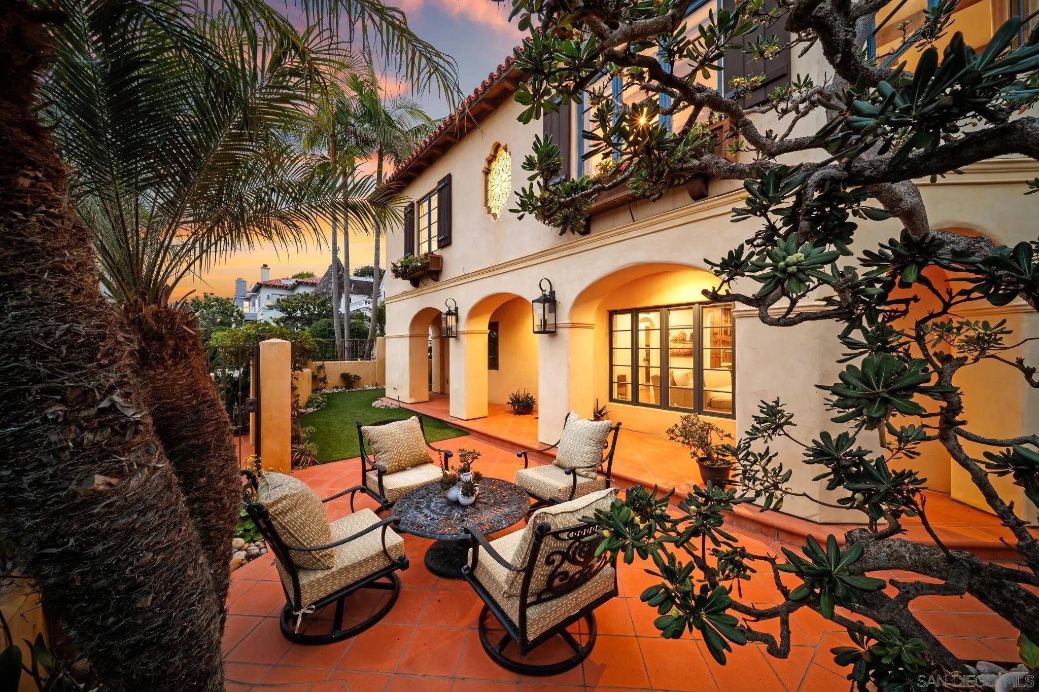 La Jolla, CA 92037,7344 Olivetas Ave