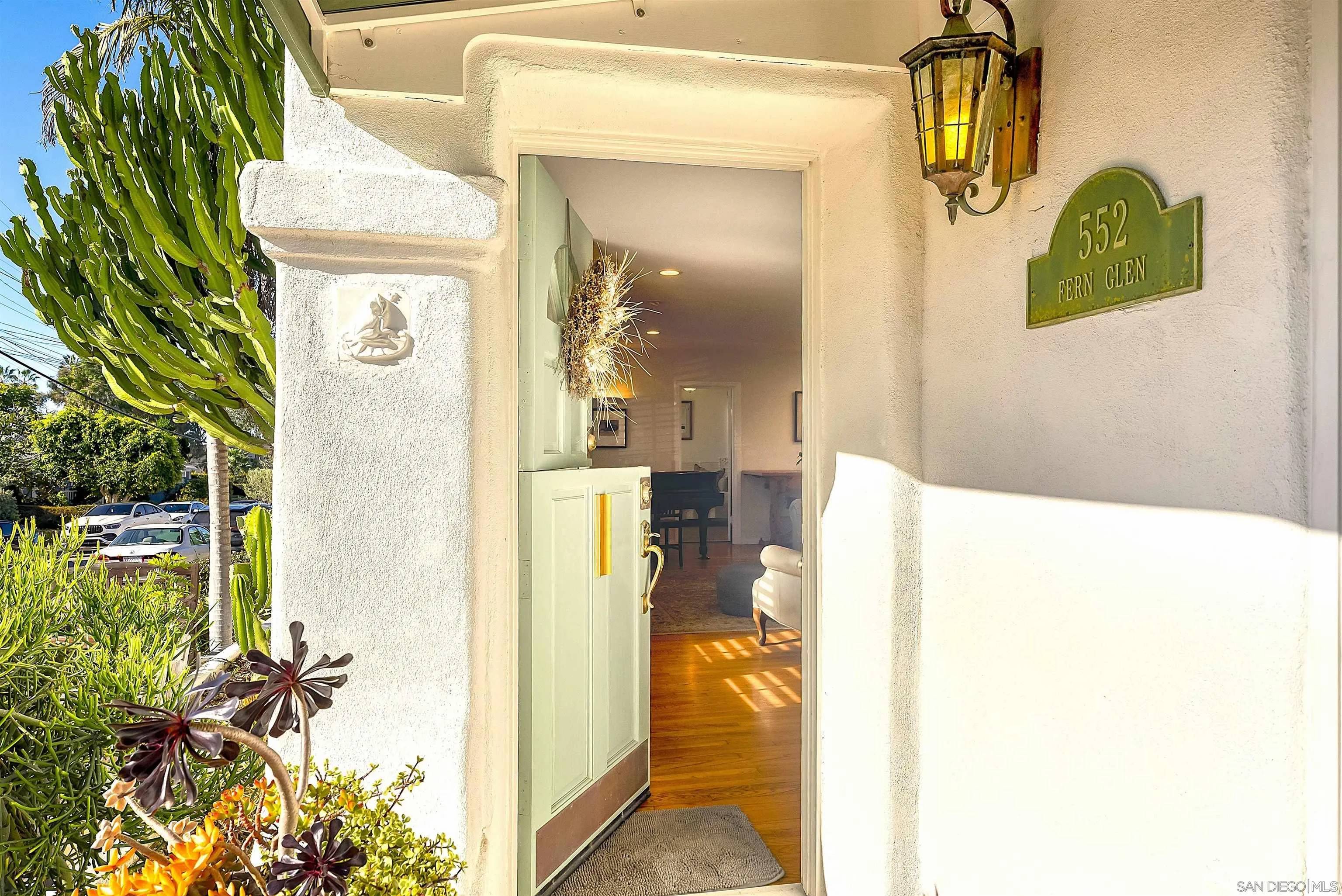 La Jolla, CA 92037,552 Fern Glen