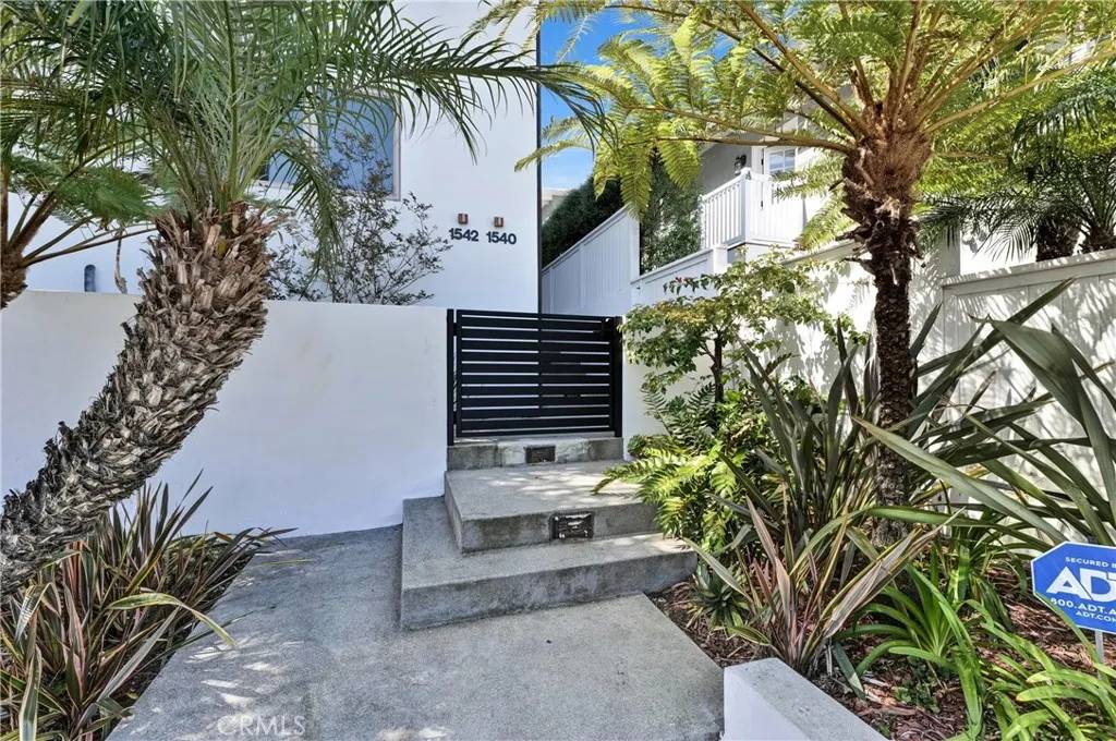 Manhattan Beach, CA 90266,1542 Manhattan Beach Boulevard