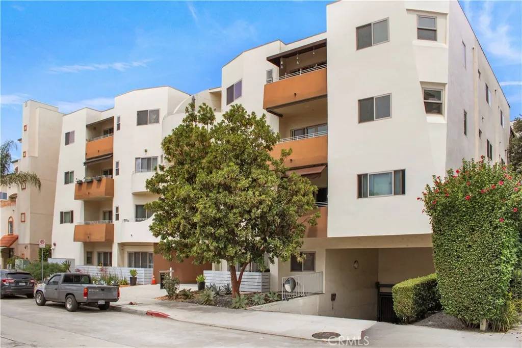 North Hollywood, CA 91601,5016 Bakman Avenue #304