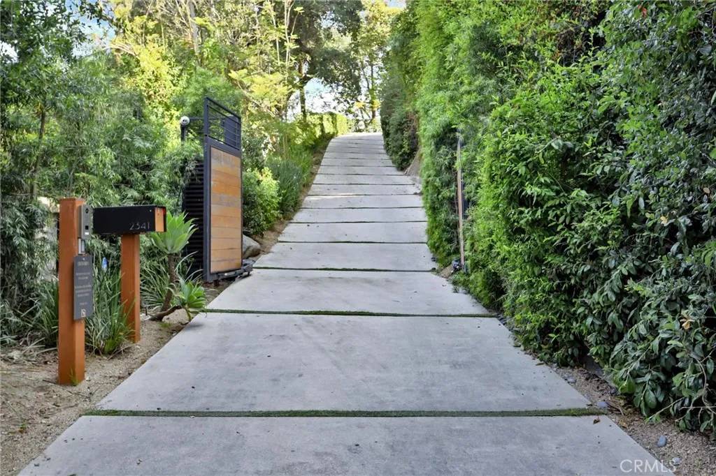 Los Angeles, CA 90046,2341 Zorada Court