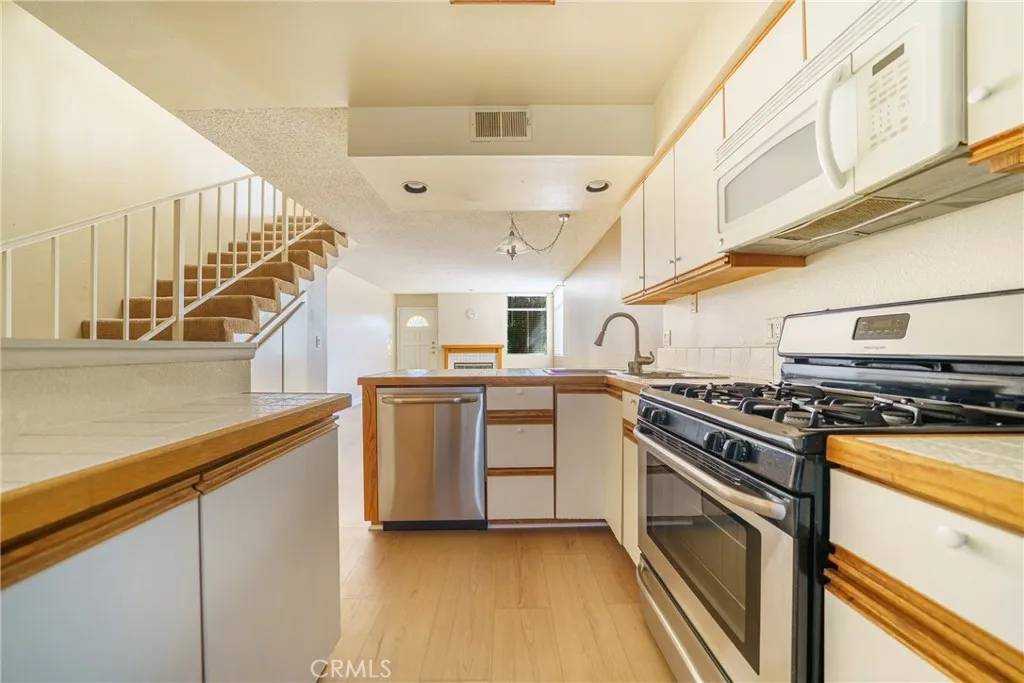 La Crescenta, CA 91214,3075 Foothill Boulevard #103