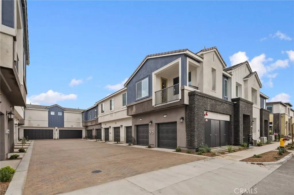 Ontario, CA 91762,2753 E Amberley Privado