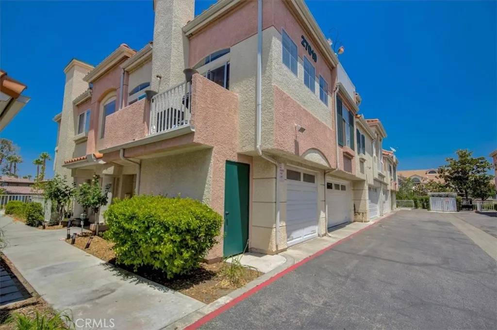 Canyon Country, CA 91387,27019 Karns Court #1301