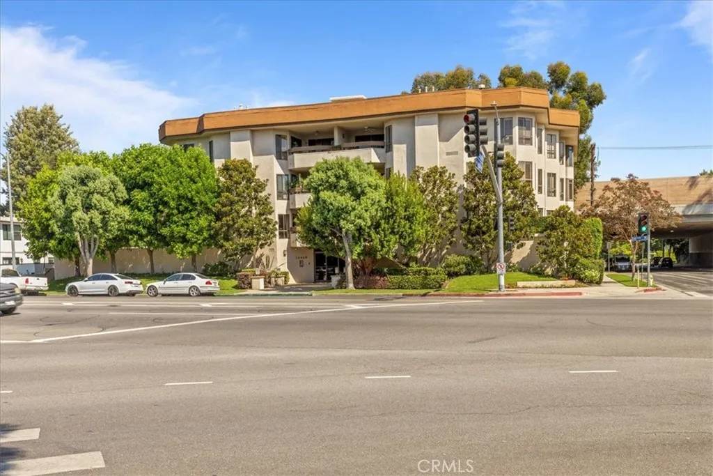 Toluca Lake, CA 91602,10409 Riverside Drive #204