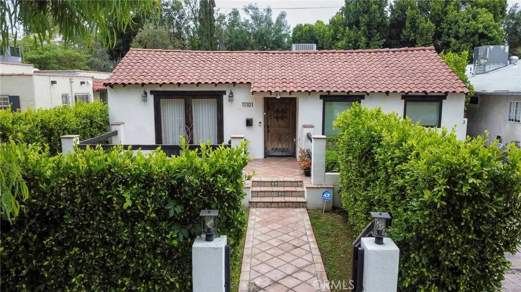 Toluca Lake, CA 91602,11101 Blix Street