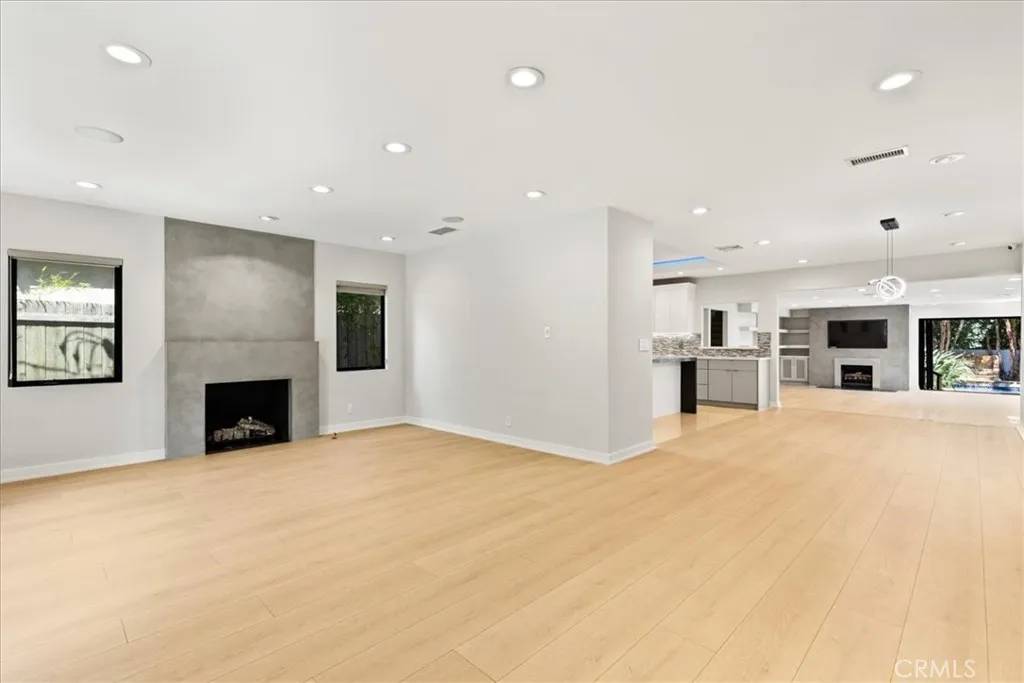 Sherman Oaks, CA 91403,15221 Valley Vista Boulevard