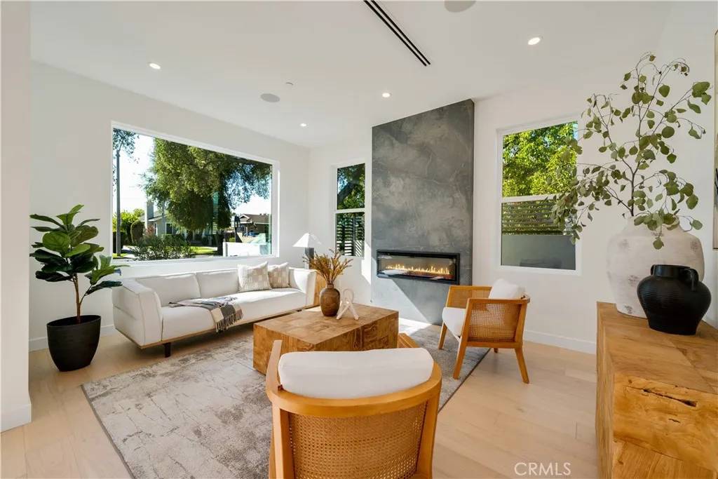 Burbank, CA 91505,934 N Fairview Street