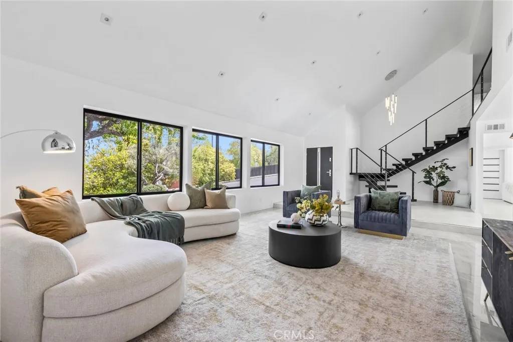 Tarzana, CA 91356,20101 Greenbriar Drive