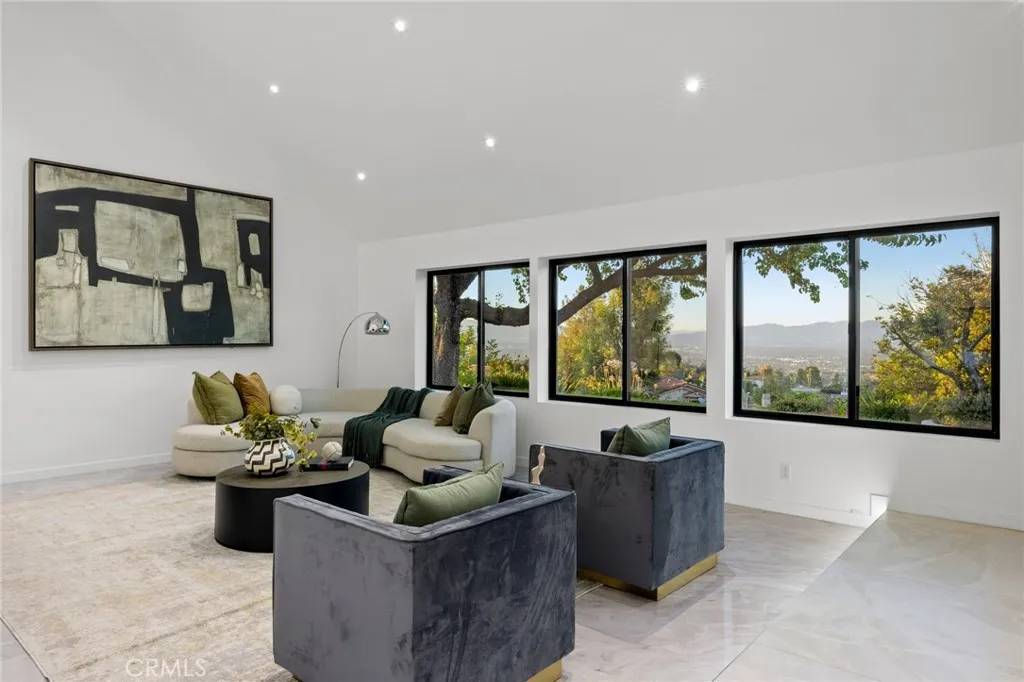 Tarzana, CA 91356,20101 Greenbriar Drive